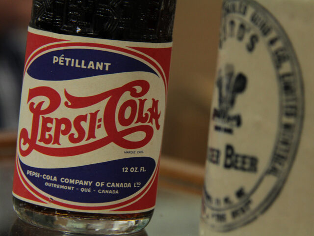 bouteilles publicitaires Pepsi-cola et Gurd